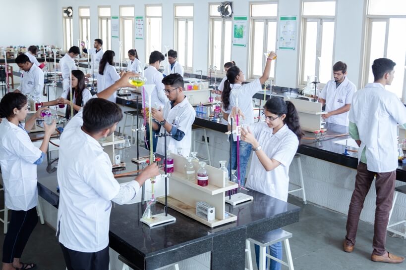Pharmaceutical chemistry lab